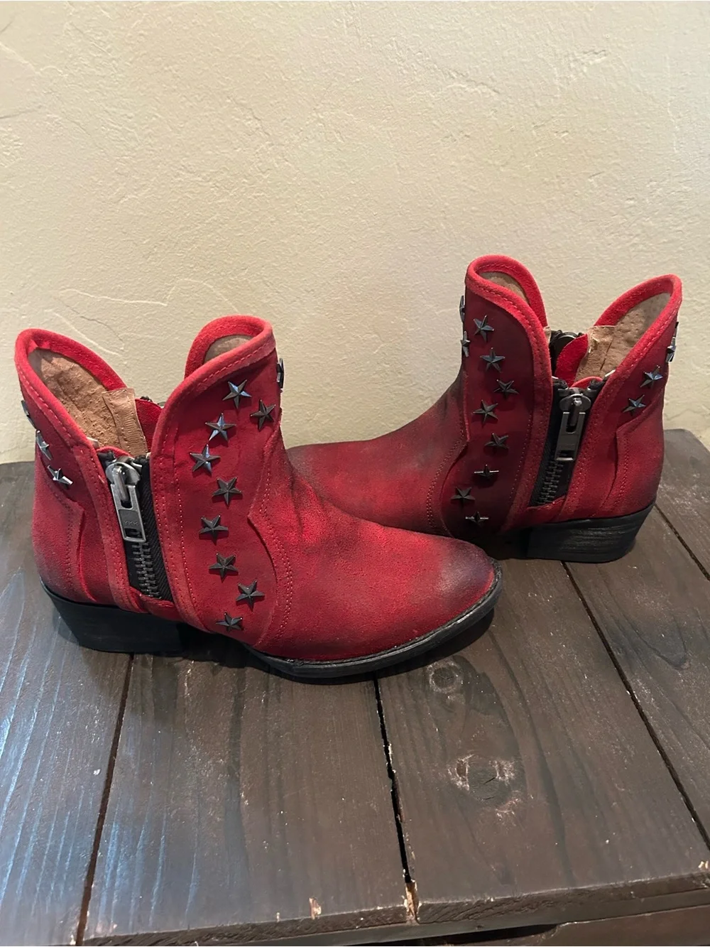 Circle G size red